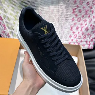 Louis Vuitton LV Trainer Azul Marino Blanco textura acanalada parte superior Gold Monogram lengua sneakers lifestyle