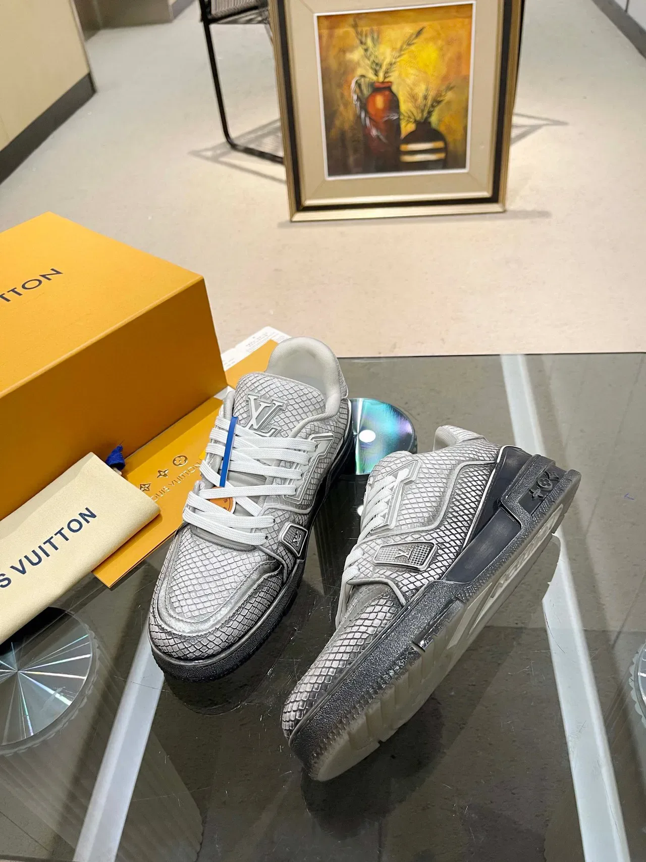 Louis Vuitton LV Trainer Chaussures Lifestyle Argent Blanc Métallique Texture Écaille Haut Lacets 2