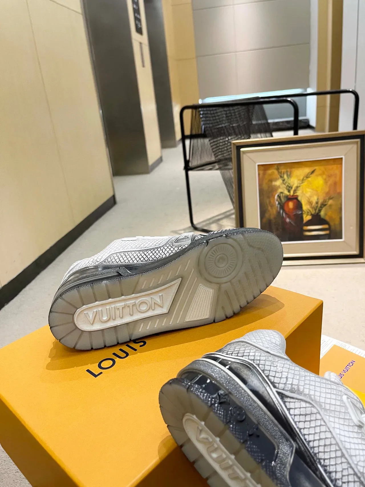 Louis Vuitton LV Trainer Chaussures Lifestyle Argent Blanc Métallique Texture Écaille Haut Lacets 4