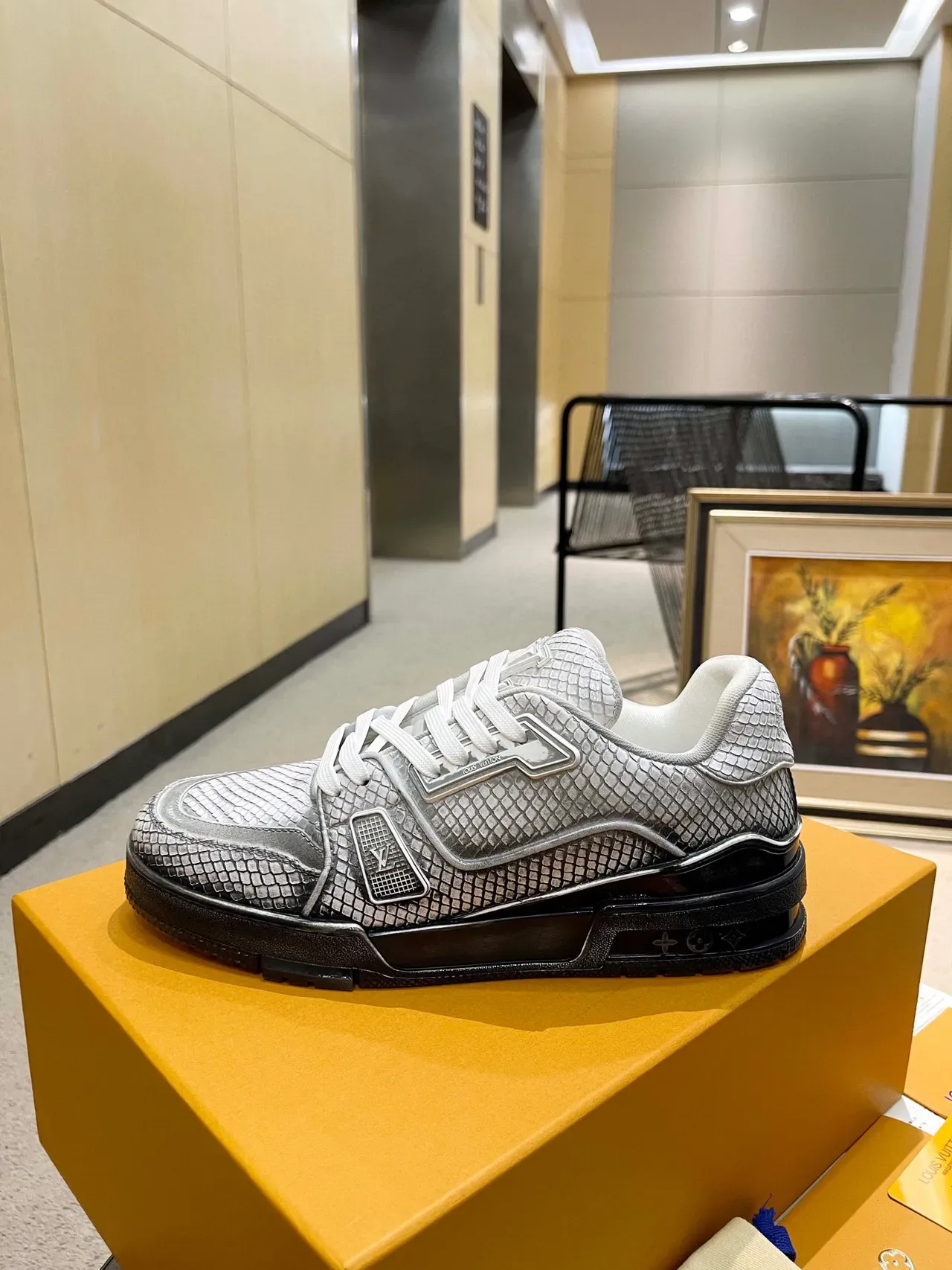 Louis Vuitton LV Trainer Chaussures Lifestyle Argent Blanc Métallique Texture Écaille Haut Lacets 5