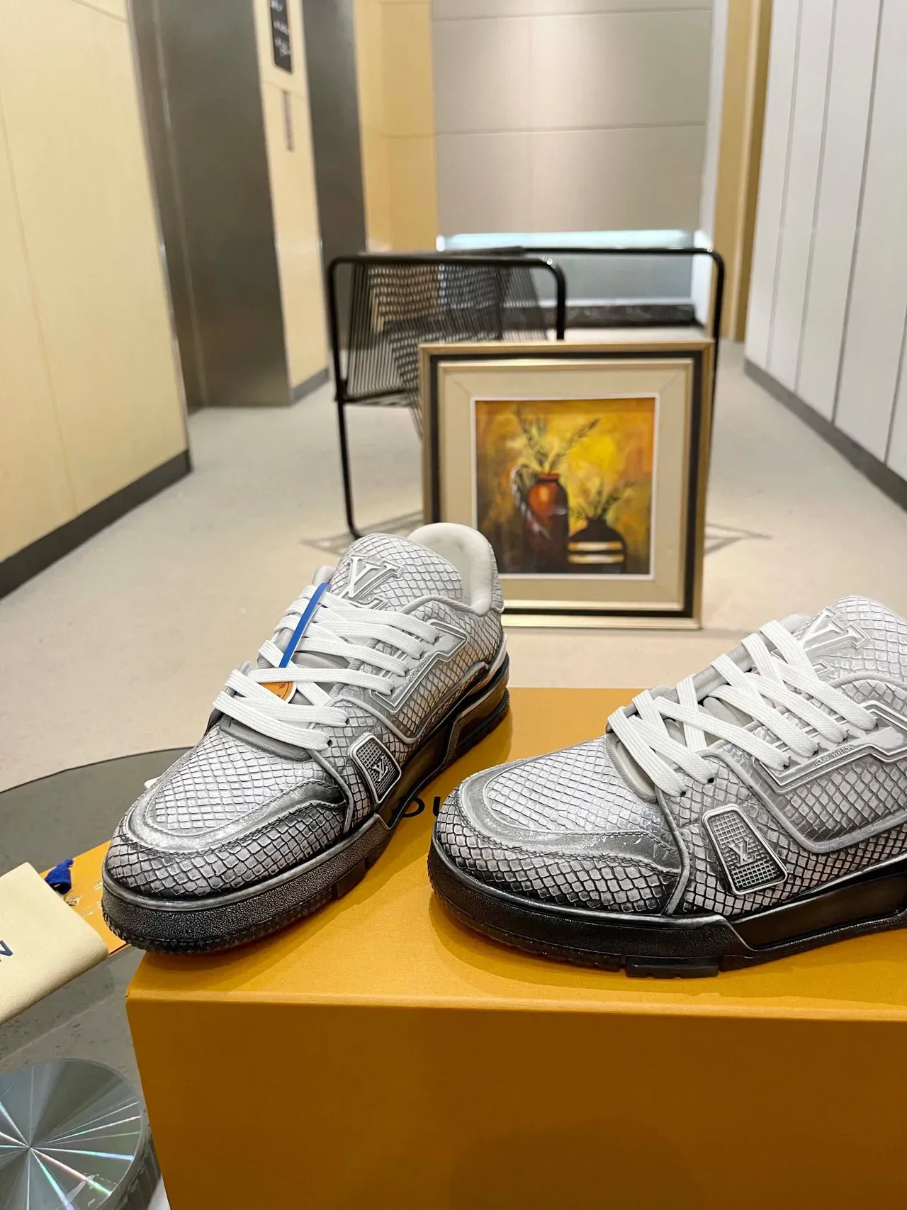 Louis Vuitton LV Trainer Chaussures Lifestyle Argent Blanc Métallique Texture Écaille Haut Lacets 7