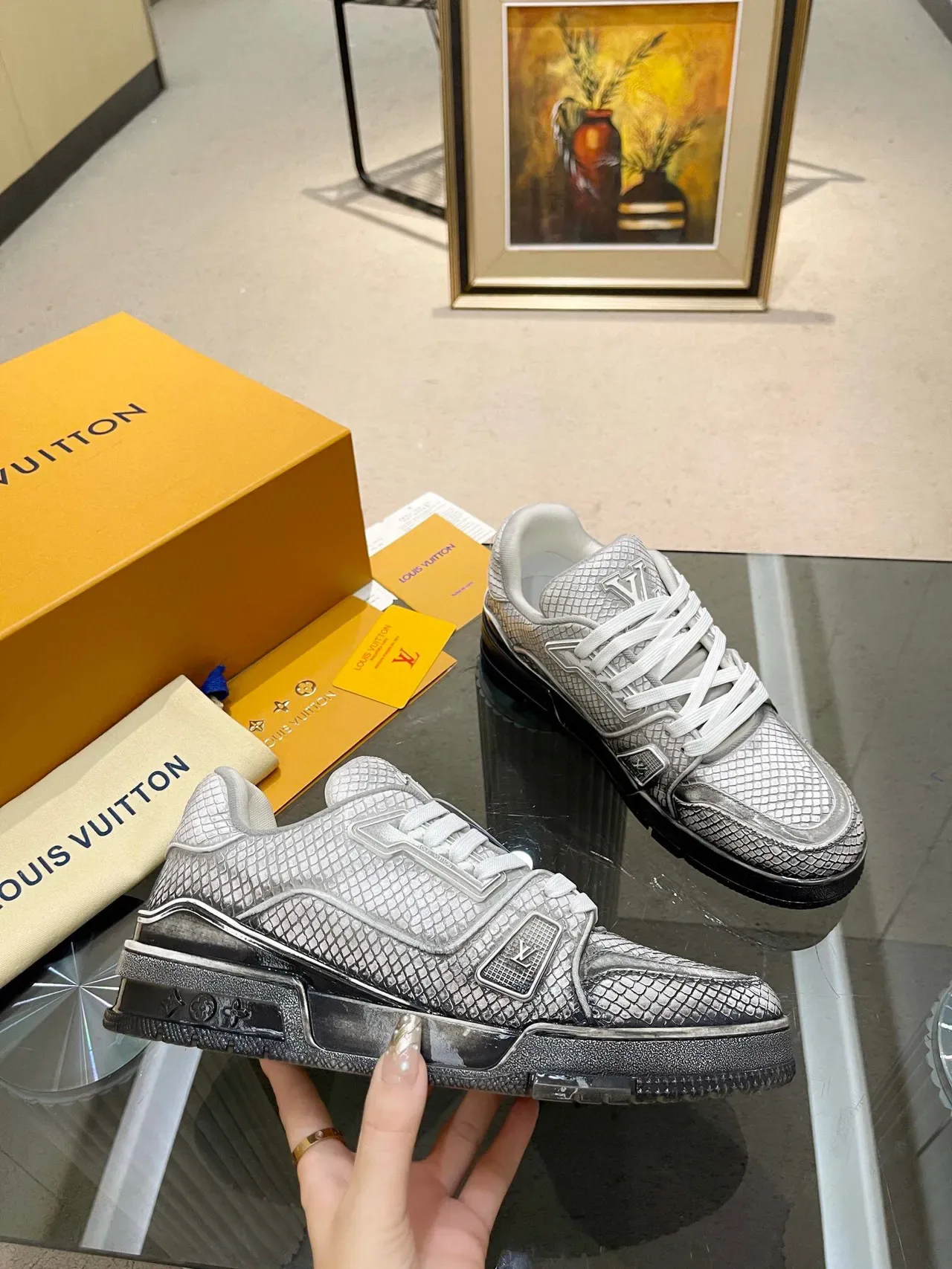 Louis Vuitton LV Trainer Chaussures Lifestyle Argent Blanc Métallique Texture Écaille Haut Lacets 8
