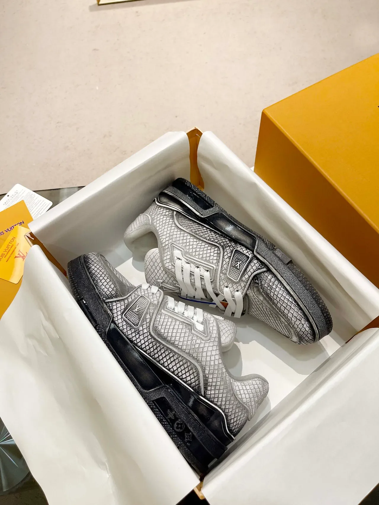 Louis Vuitton LV Trainer Chaussures Lifestyle Argent Blanc Métallique Texture Écaille Haut Lacets 9