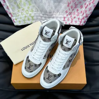 লুইস ভিতোন LV Trainer সাদা বেইজ হাই টপ মনোগ্রাম ক্যানভাস লাইফস্টাইল স্নিকার