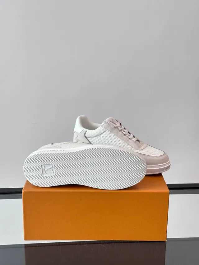 Louis Vuitton LV Trainer Blancs Beige Perforés Maille Supérieure Suède Superpositions Style de Vie 2