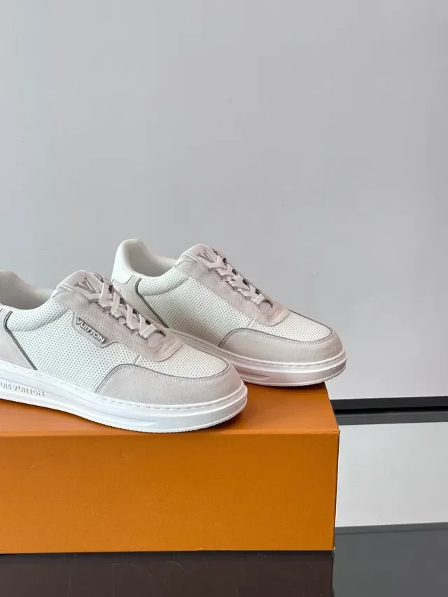 Louis Vuitton LV Trainer Blancs Beige Perforés Maille Supérieure Suède Superpositions Style de Vie 3