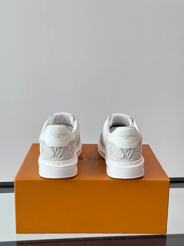 Louis Vuitton LV Trainer Blancs Beige Perforés Maille Supérieure Suède Superpositions Style de Vie 4