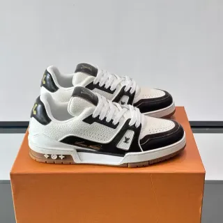Louis Vuitton LV Trainer সাদা কালো লেয়ার্ড লেদার নির্মাণ মনোগ্রামড সাইড প্যানেল লাইফস্টাইল স্নিকার