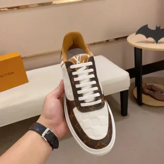 Louis Vuitton LV Trainer Tênis Lifestyle Brancos e Castanhos com Capuz de Ponta Quiltado Monogram Painéis Laterais de Lona