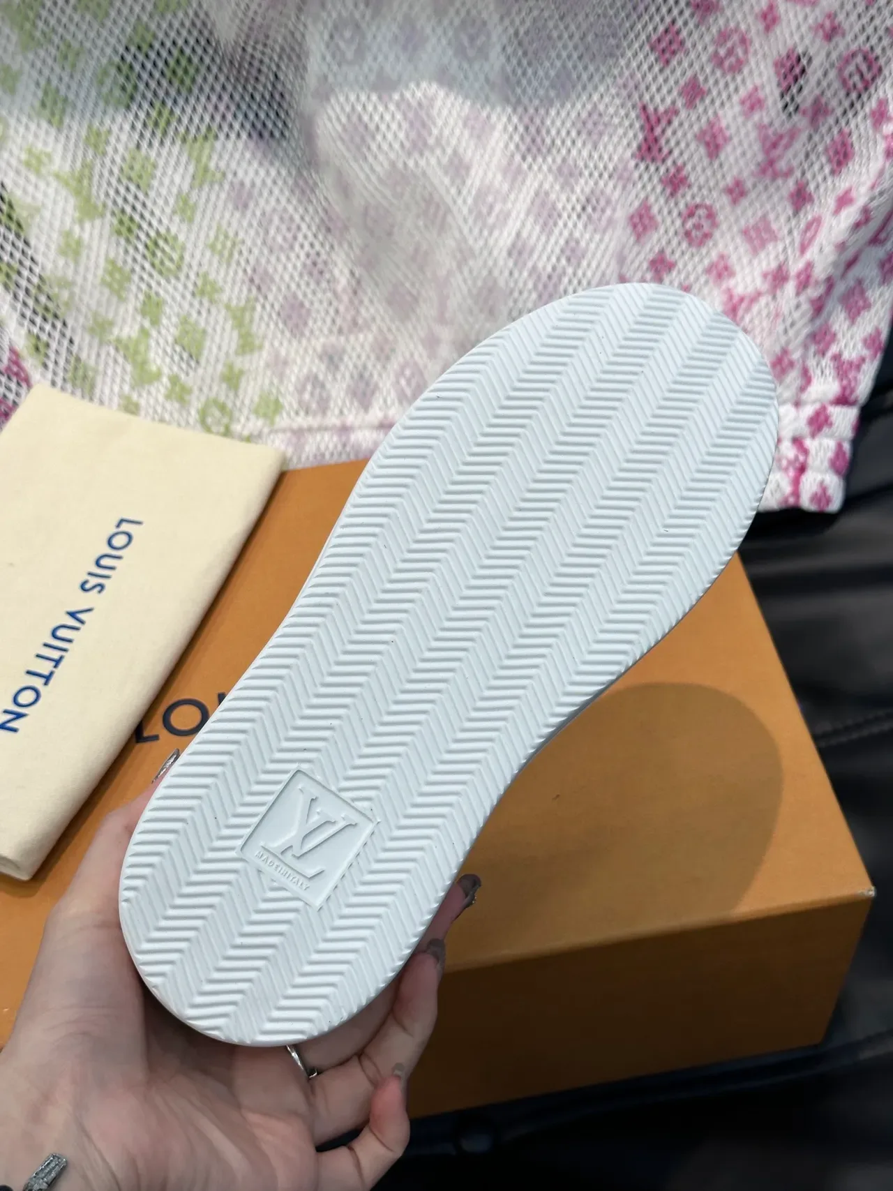 لويس فيتون LV Trainer أحذية رياضية أسلوب حياة أبيض رمادي جلد مثقوب ثنائي اللون 2