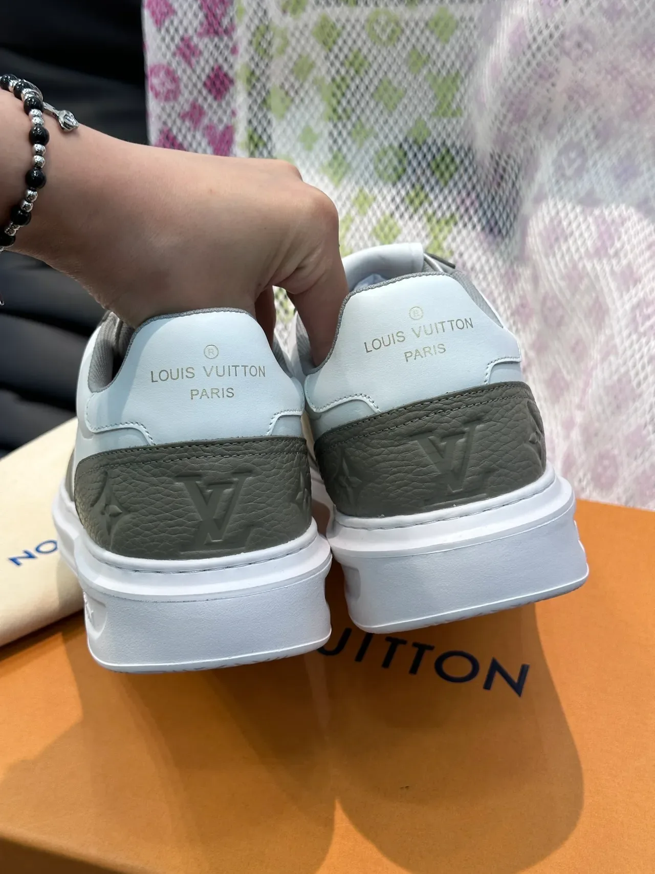 لويس فيتون LV Trainer أحذية رياضية أسلوب حياة أبيض رمادي جلد مثقوب ثنائي اللون 3