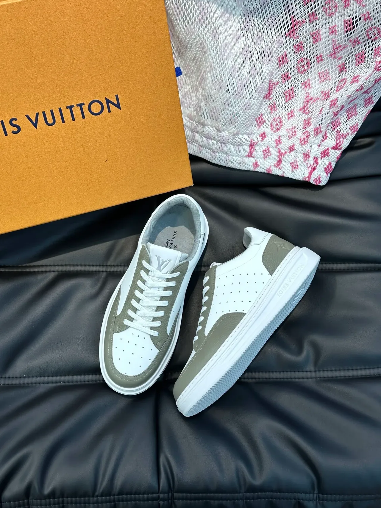 لويس فيتون LV Trainer أحذية رياضية أسلوب حياة أبيض رمادي جلد مثقوب ثنائي اللون 4