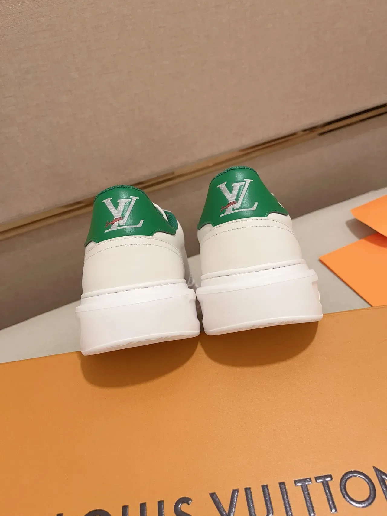 লুইস ভিটন LV Trainer সাদা সবুজ চামড়ার উপর ফুল embroidered মোনোগ্রাম লাইফস্টাইল स्नीकर 4