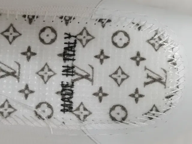 Louis Vuitton LV Trainer حذاء سنيكرز أبيض أحادي اللون هيكلي مع شريط فراشة نمط حياة 2
