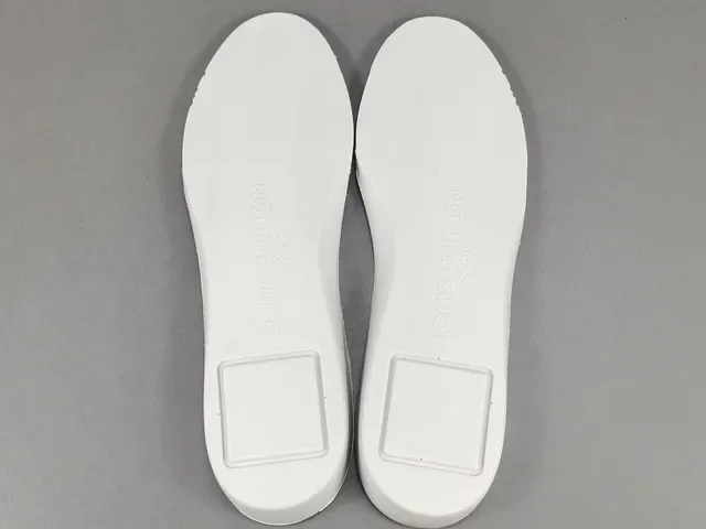 Louis Vuitton LV Trainer حذاء سنيكرز أبيض أحادي اللون هيكلي مع شريط فراشة نمط حياة 3