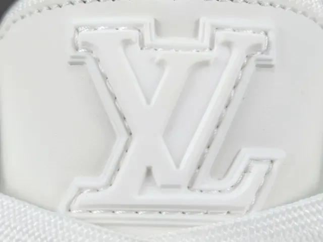 Louis Vuitton LV Trainer حذاء سنيكرز أبيض أحادي اللون هيكلي مع شريط فراشة نمط حياة 5