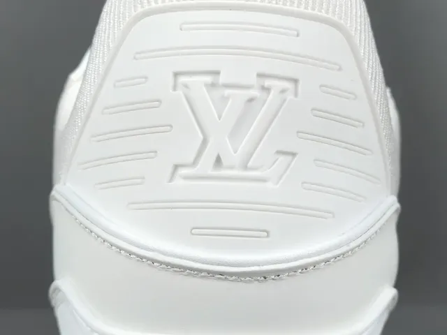Louis Vuitton LV Trainer حذاء سنيكرز أبيض أحادي اللون هيكلي مع شريط فراشة نمط حياة 6