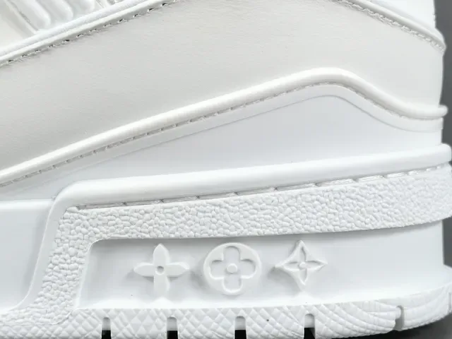 Louis Vuitton LV Trainer حذاء سنيكرز أبيض أحادي اللون هيكلي مع شريط فراشة نمط حياة 7
