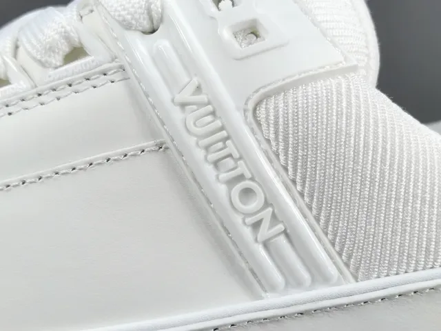 Louis Vuitton LV Trainer حذاء سنيكرز أبيض أحادي اللون هيكلي مع شريط فراشة نمط حياة 8