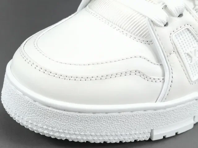 Louis Vuitton LV Trainer حذاء سنيكرز أبيض أحادي اللون هيكلي مع شريط فراشة نمط حياة 9