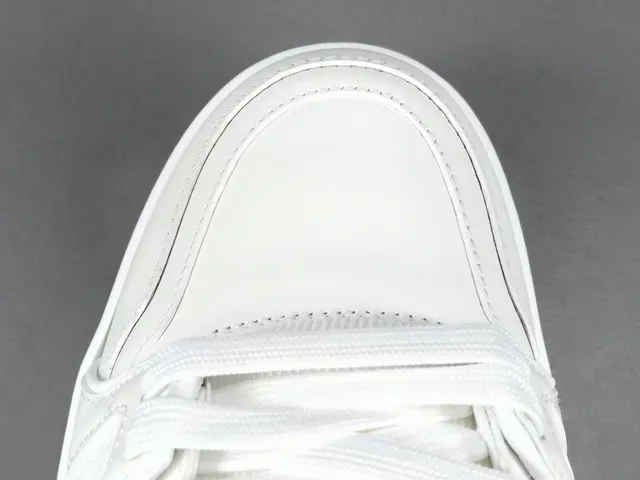 Louis Vuitton LV Trainer حذاء سنيكرز أبيض أحادي اللون هيكلي مع شريط فراشة نمط حياة 10