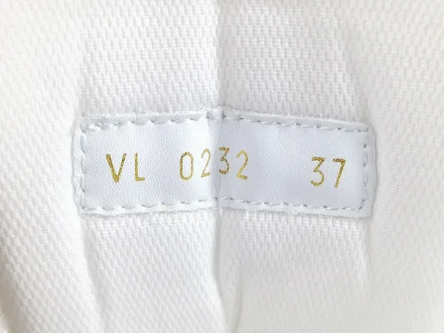 Louis Vuitton LV Trainer حذاء سنيكرز أبيض أحادي اللون هيكلي مع شريط فراشة نمط حياة 12