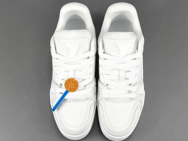 Louis Vuitton LV Trainer حذاء سنيكرز أبيض أحادي اللون هيكلي مع شريط فراشة نمط حياة 16