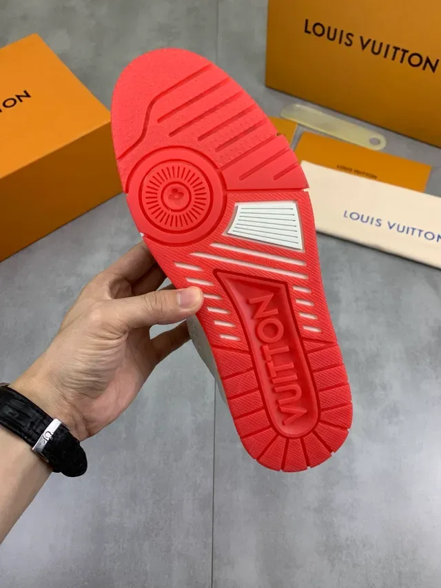 Louis Vuitton LV Trainer Blanc Rouge Embossed Monogram Cuir Panneaux Latéraux Géométriques Lifestyle Sneakers 3