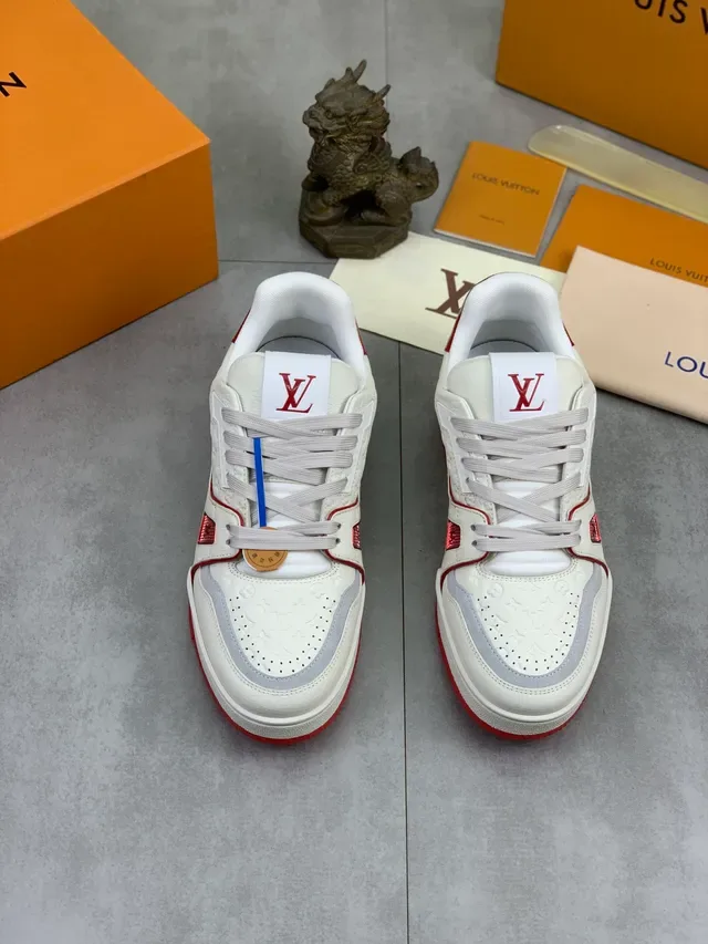 Louis Vuitton LV Trainer Blanc Rouge Embossed Monogram Cuir Panneaux Latéraux Géométriques Lifestyle Sneakers 4