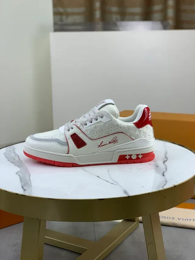 Louis Vuitton LV Trainer Blanc Rouge Embossed Monogram Cuir Panneaux Latéraux Géométriques Lifestyle Sneakers 5