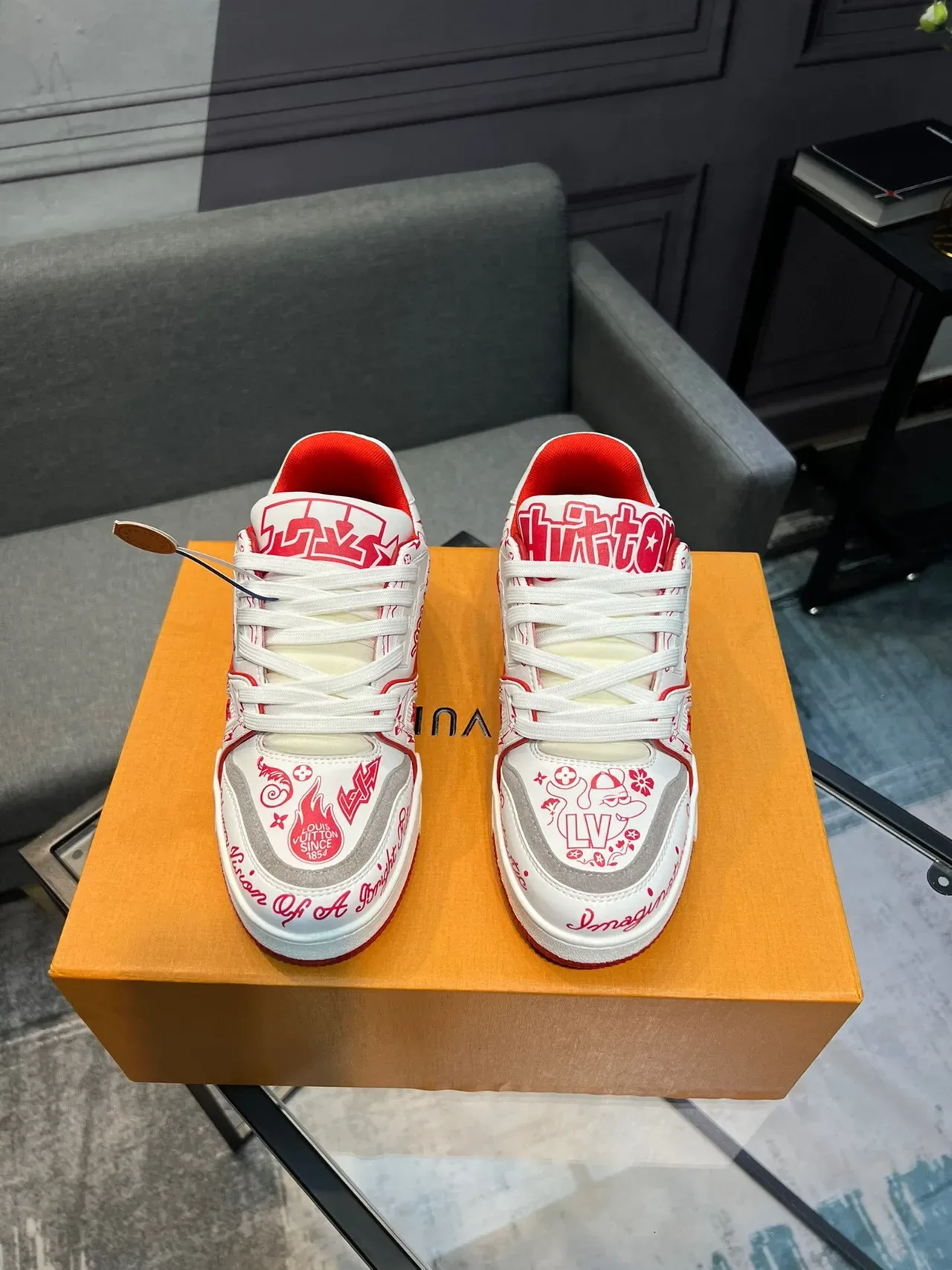 لويس فيتون LV Trainer أبيض وأحمر مع طباعة الجرافيتي على الجزء العلوي، وسط الوسادة النحتية والطبقة، أحذية رياضية للنمط الحياة 2