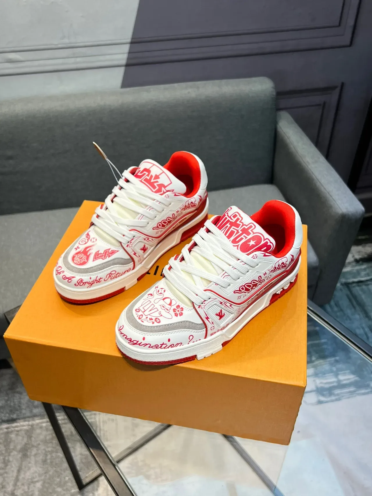 لويس فيتون LV Trainer أبيض وأحمر مع طباعة الجرافيتي على الجزء العلوي، وسط الوسادة النحتية والطبقة، أحذية رياضية للنمط الحياة 3