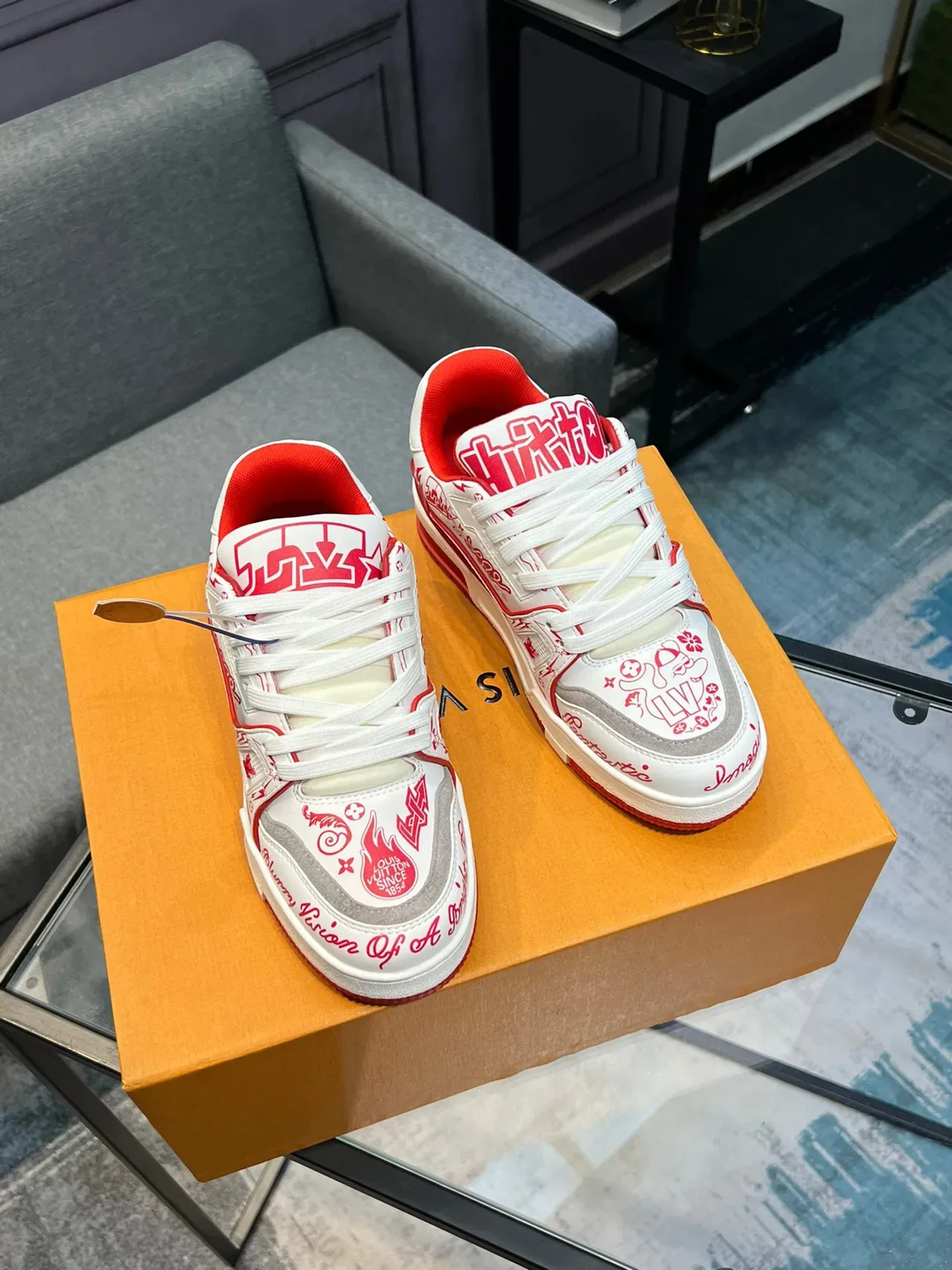 لويس فيتون LV Trainer أبيض وأحمر مع طباعة الجرافيتي على الجزء العلوي، وسط الوسادة النحتية والطبقة، أحذية رياضية للنمط الحياة 4