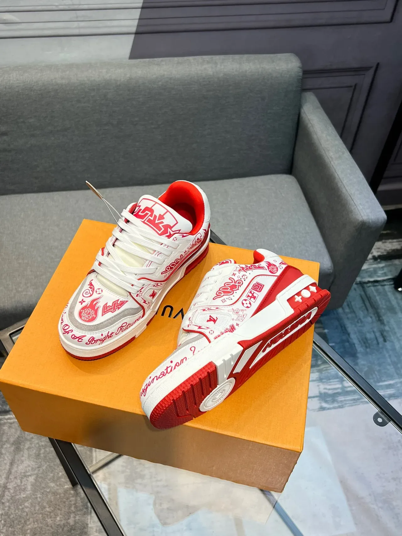 لويس فيتون LV Trainer أبيض وأحمر مع طباعة الجرافيتي على الجزء العلوي، وسط الوسادة النحتية والطبقة، أحذية رياضية للنمط الحياة 5