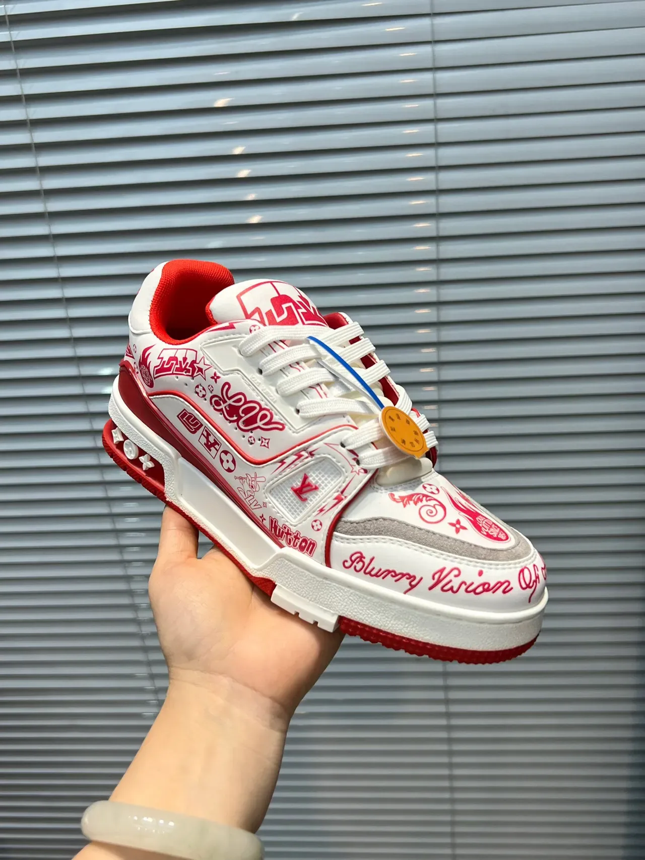 لويس فيتون LV Trainer أبيض وأحمر مع طباعة الجرافيتي على الجزء العلوي، وسط الوسادة النحتية والطبقة، أحذية رياضية للنمط الحياة 6