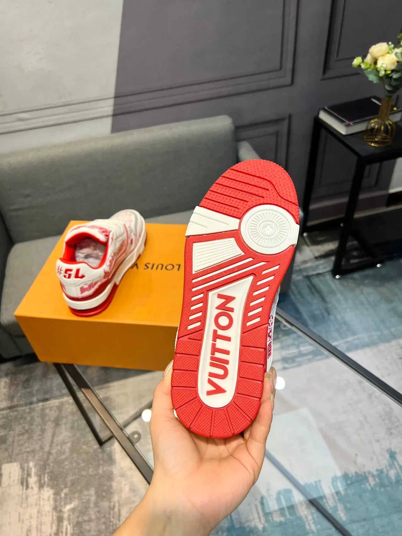 لويس فيتون LV Trainer أبيض وأحمر مع طباعة الجرافيتي على الجزء العلوي، وسط الوسادة النحتية والطبقة، أحذية رياضية للنمط الحياة 7