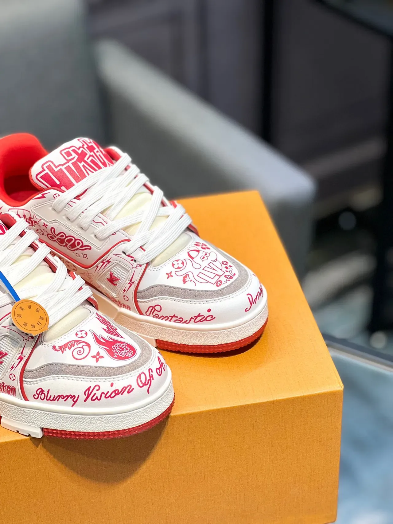 لويس فيتون LV Trainer أبيض وأحمر مع طباعة الجرافيتي على الجزء العلوي، وسط الوسادة النحتية والطبقة، أحذية رياضية للنمط الحياة 9