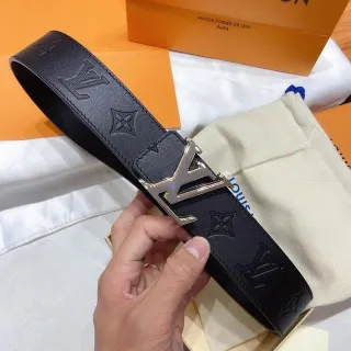 Louis Vuitton Monogram Negro Plata estampado metálico LV hebilla Cinturón de cuero