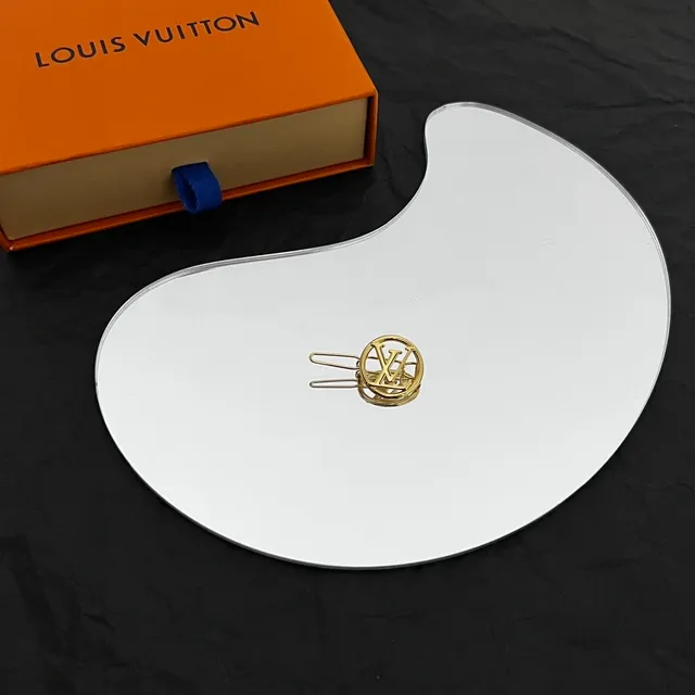 Broche Louis Vuitton Monogram en Or Métal Motif Circulaire Broche 3