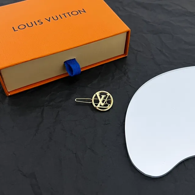 Broche Louis Vuitton Monogram en Or Métal Motif Circulaire Broche 4