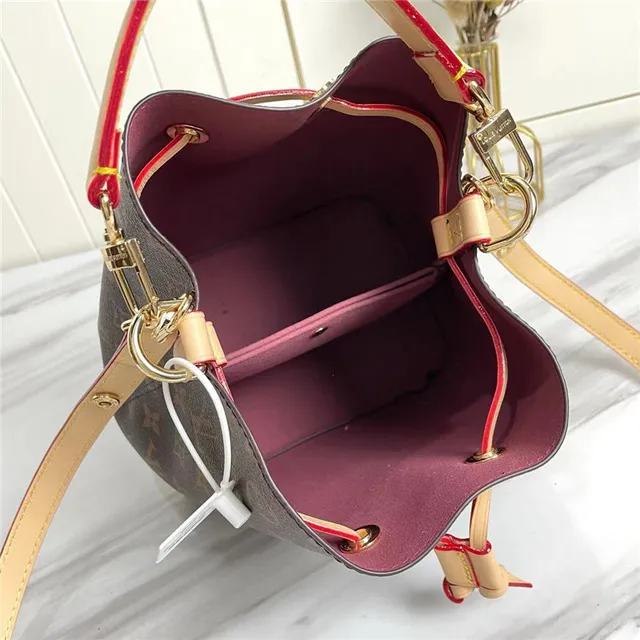 Bolsa Bucket Louis Vuitton Monogram Canvas com borda bege e piping vermelho 2