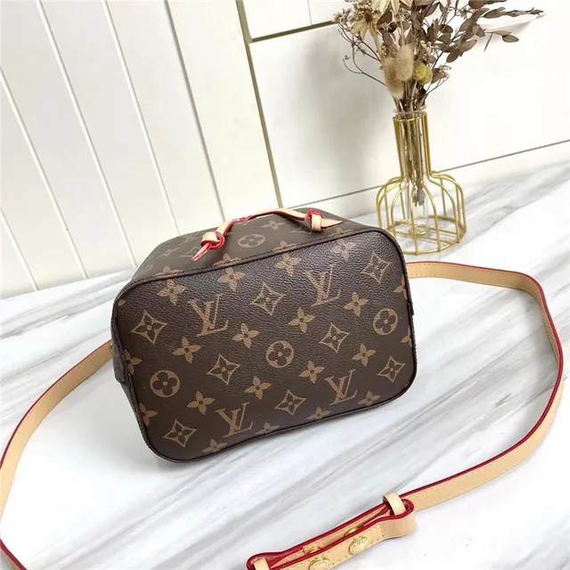 Bolsa Bucket Louis Vuitton Monogram Canvas com borda bege e piping vermelho 3