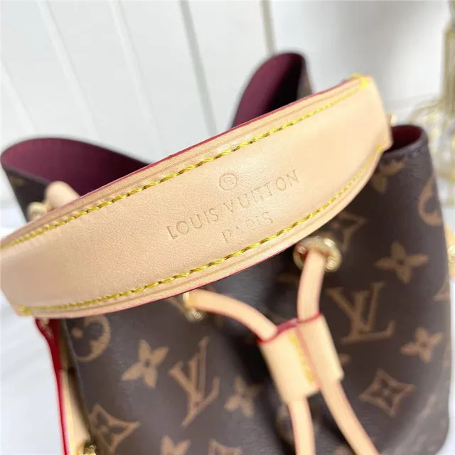 Bolsa Bucket Louis Vuitton Monogram Canvas com borda bege e piping vermelho 4