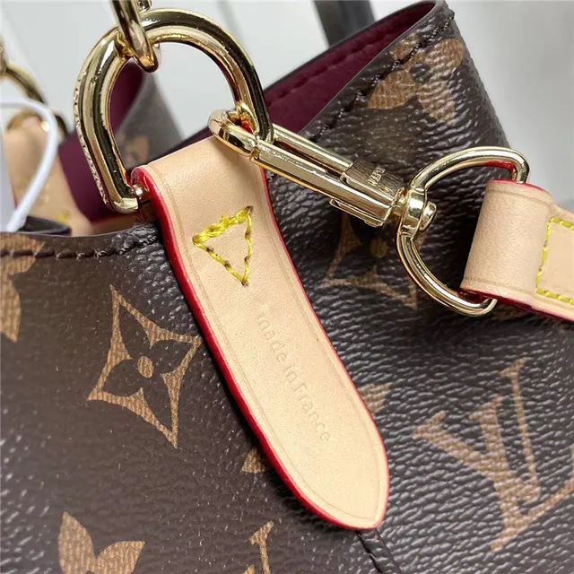 Bolsa Bucket Louis Vuitton Monogram Canvas com borda bege e piping vermelho 5