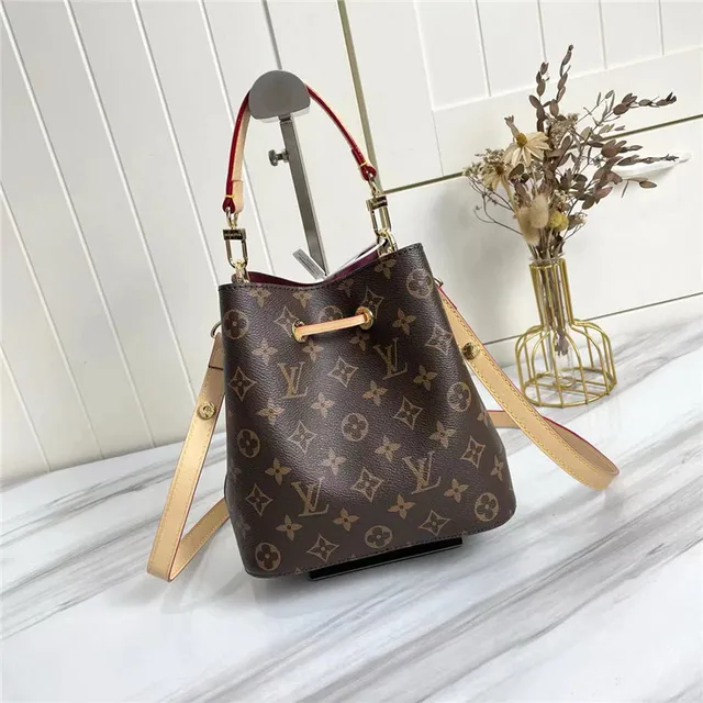 Bolsa Bucket Louis Vuitton Monogram Canvas com borda bege e piping vermelho 6