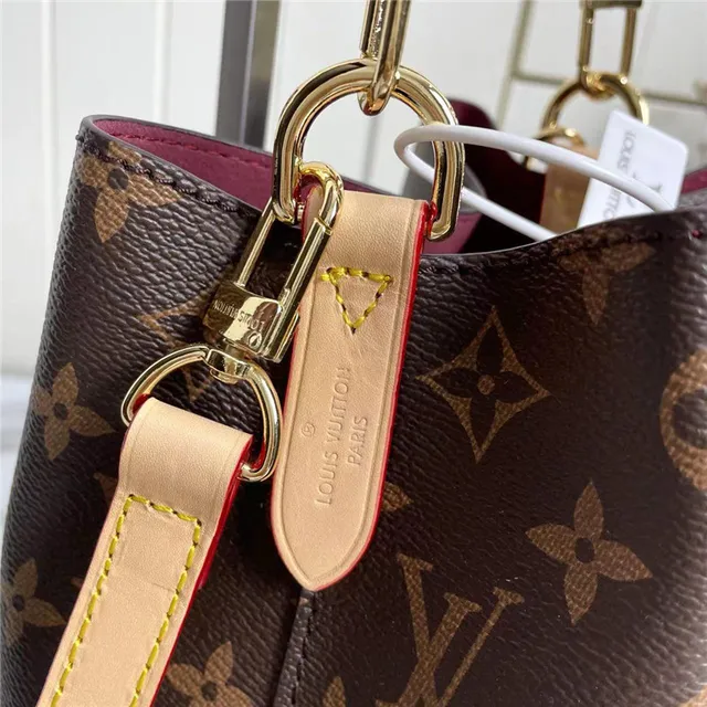 Bolsa Bucket Louis Vuitton Monogram Canvas com borda bege e piping vermelho 7