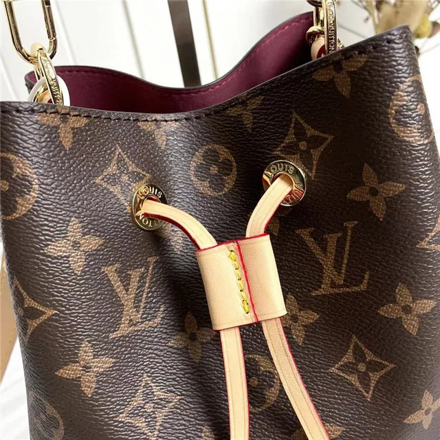 Bolsa Bucket Louis Vuitton Monogram Canvas com borda bege e piping vermelho 8