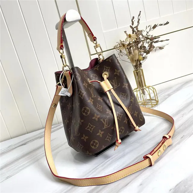 Bolsa Bucket Louis Vuitton Monogram Canvas com borda bege e piping vermelho 9