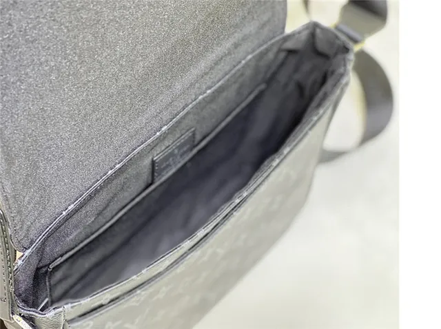 Bolsa mensageira Louis Vuitton Monogram em lona com aba 12