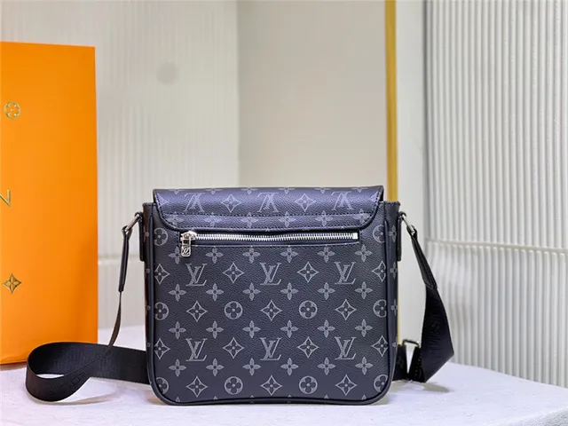 Bolsa mensageira Louis Vuitton Monogram em lona com aba 14